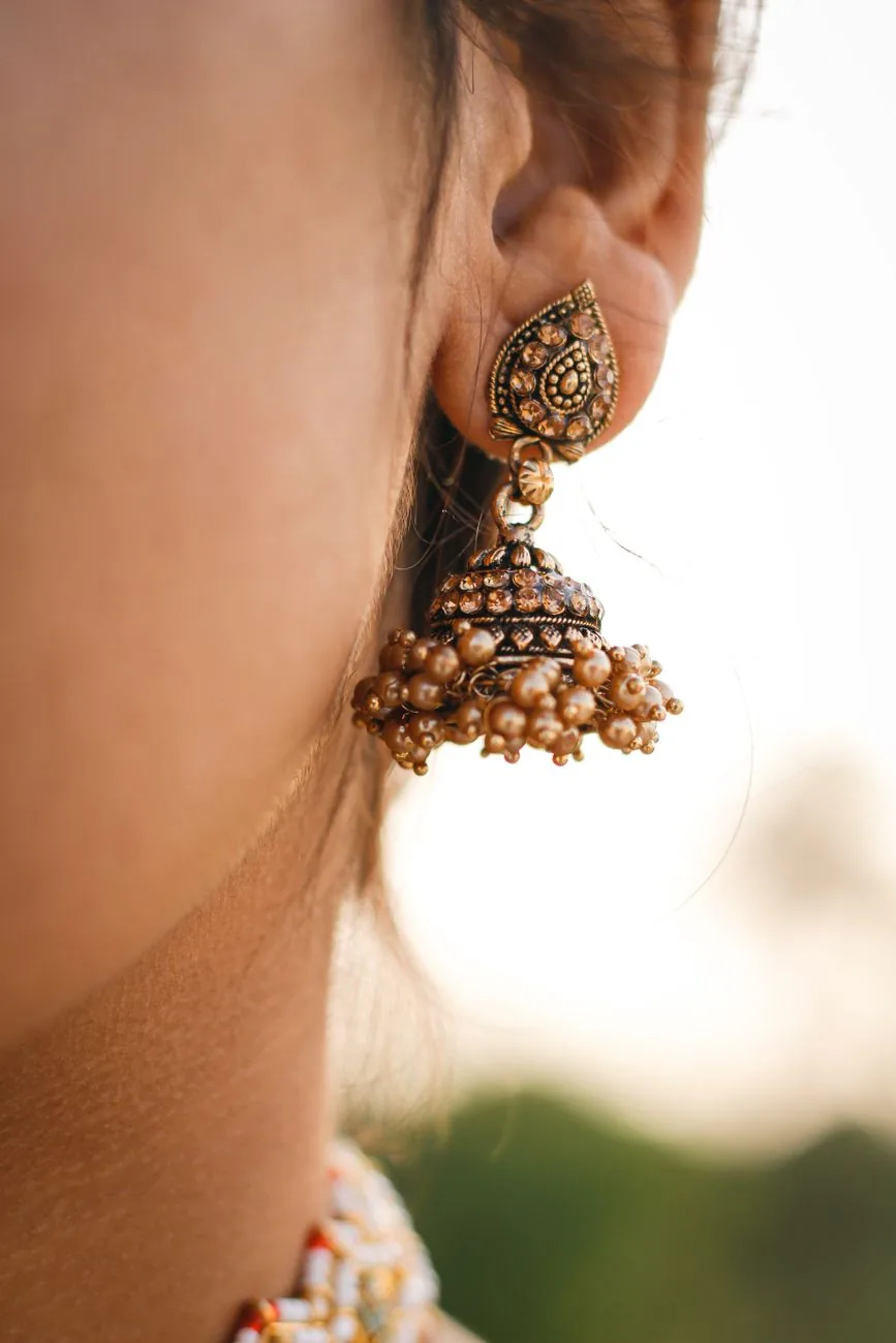Beleza elegante com tons dourados